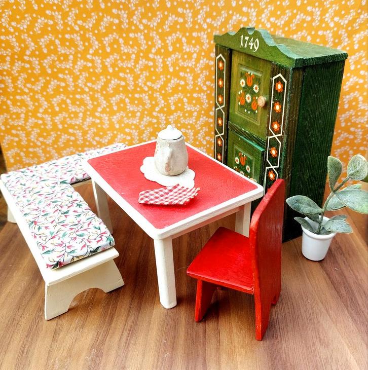 Vintage poppenhuis kast + eethoek hout Tirol Dora Kuhn, Verzamelen, Poppenhuizen en Toebehoren, Gebruikt, Gebruiksvoorwerp, Ophalen of Verzenden