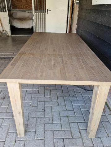 Eettafel beschikbaar voor biedingen