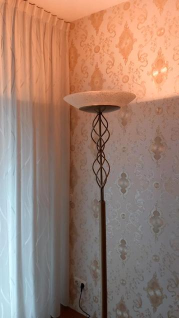 Mooie Hoge Vloerlamp met Dimmer beschikbaar voor biedingen