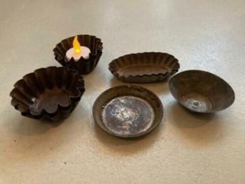 Brocante kleine oude bakblikjes beschikbaar voor biedingen