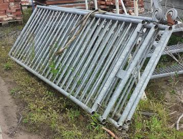 2 setjes inrijpoorten - draai hekken gegalvanisserd beschikbaar voor biedingen