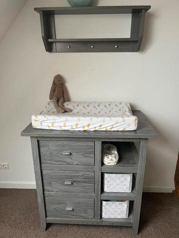 Babykamer set met Ledikant, commode, plankje en kledingkast beschikbaar voor biedingen
