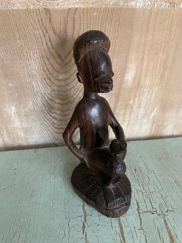 Vintage houten beeld Afrika. Afrikaanse man met tatto. beschikbaar voor biedingen