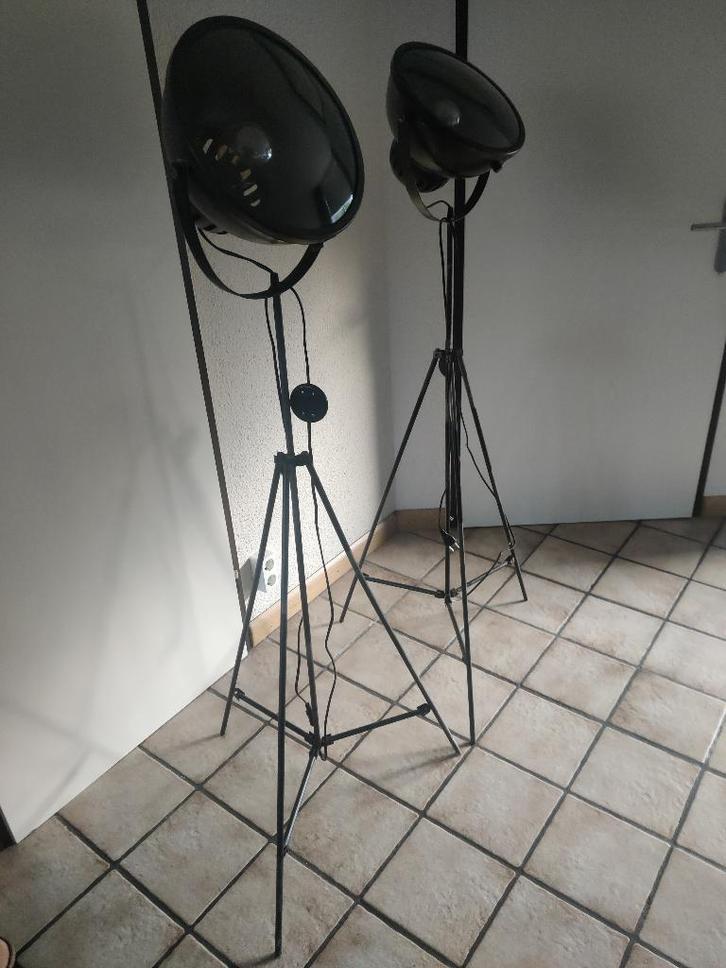 2 industriele 160cm hoge schijnwerper lampen (pronto wonen), Huis en Inrichting, Lampen | Losse lampen, Gebruikt, Overige typen
