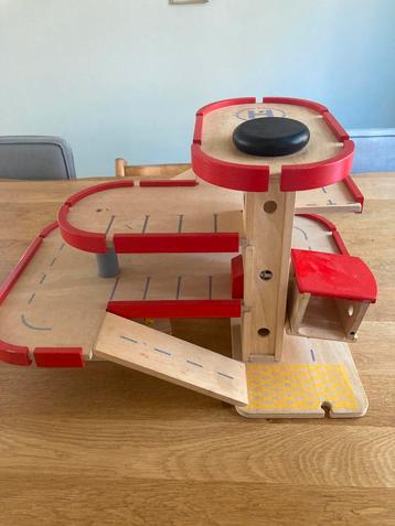 Plantoys houten autogarage beschikbaar voor biedingen