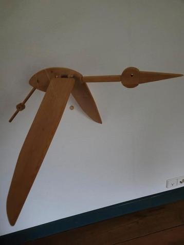 Vliegende houten vogel beschikbaar voor biedingen