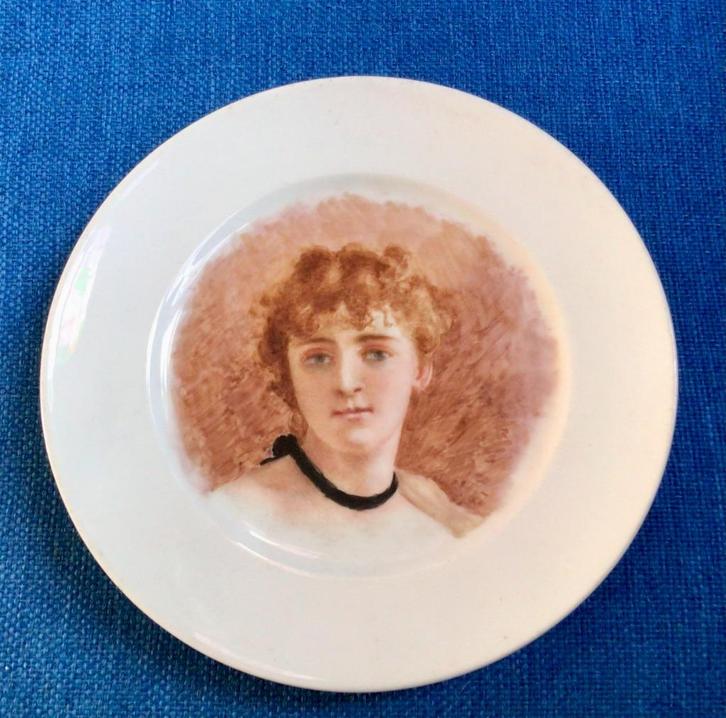 Mooi handgeschilderd vrouwenportret op porseleinen bordje, Antiek en Kunst, Antiek | Wandborden en Tegels, Verzenden