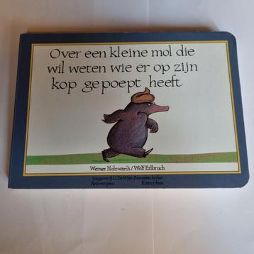 Over een kleine mol die wil weten wie er op zijn kop gepoept beschikbaar voor biedingen