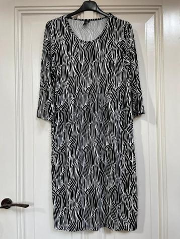 Signature jurkje zwart-offwhite L  beschikbaar voor biedingen