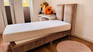 Mooi bed incl. matras in beige suede beschikbaar voor biedingen