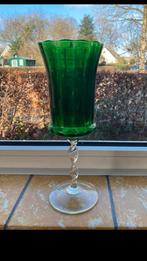 Groene glazen bokaal op voet - 33 cm, Huis en Inrichting, Woonaccessoires | Vazen, Ophalen of Verzenden