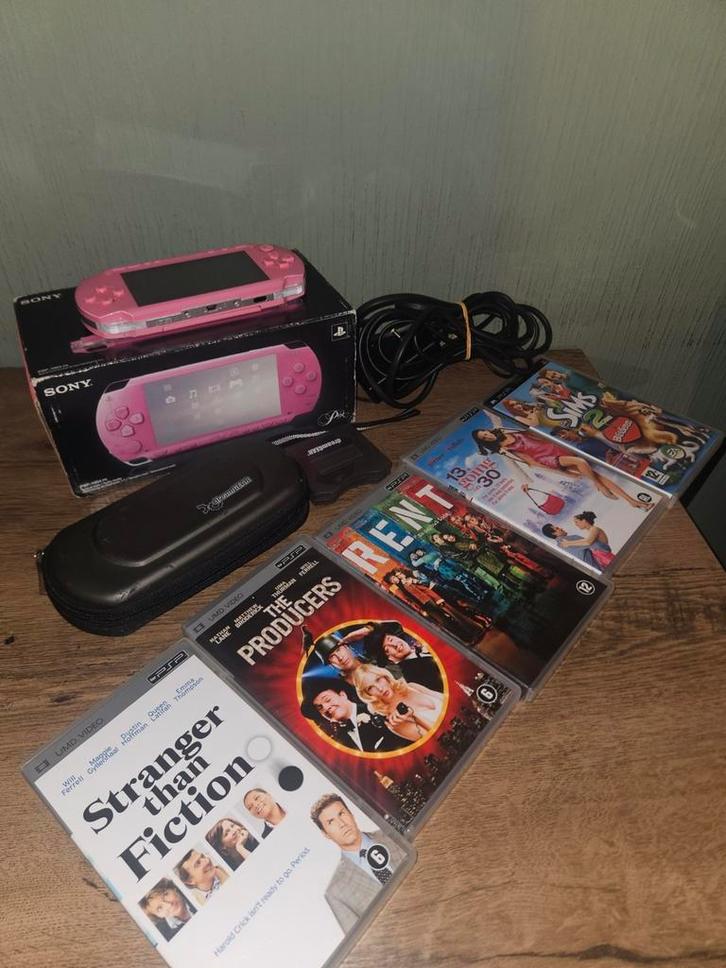 Roze PSP met 5 spellen en accessoires, Spelcomputers en Games, Spelcomputers | Sony PSP, Gebruikt, PSP, Roze, Met games, Ophalen of Verzenden