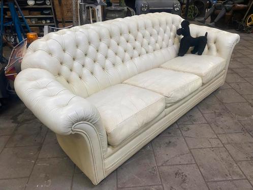 Zeer stoere sleetse vintage chesterfield 3 zits bank, Antiek en Kunst, Antiek | Meubels | Stoelen en Banken, Ophalen