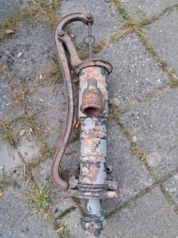 zware oude waterpomp beschikbaar voor biedingen