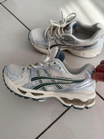 asics beschikbaar voor biedingen