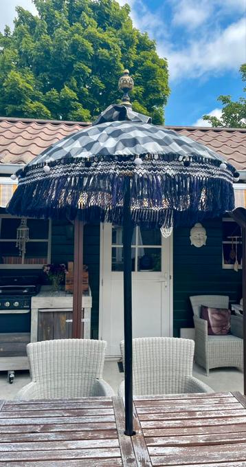 Balinese Parasol beschikbaar voor biedingen