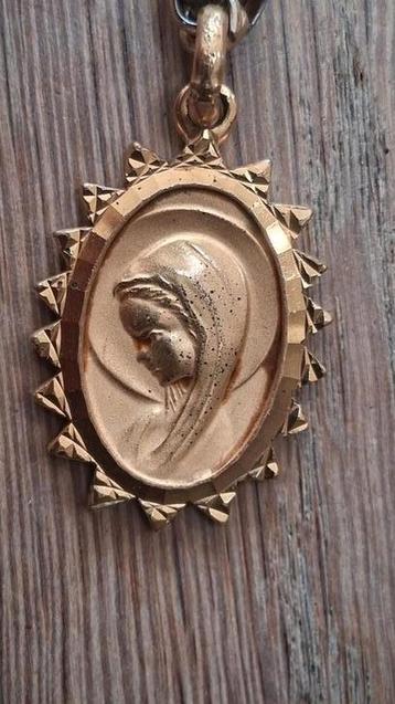 met een hanger bedel medaille van heilige maagd Maria. 3 beschikbaar voor biedingen