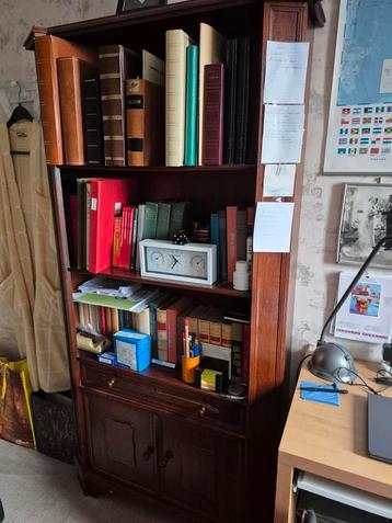 Boekenkast beschikbaar voor biedingen