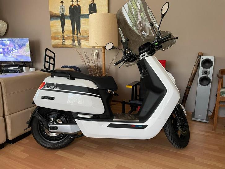 Niu Scooter (Blauw Kenteken) 4000km met veel extra's!, Fietsen en Brommers, Snorfietsen en Snorscooters, Zo goed als nieuw, Overige merken