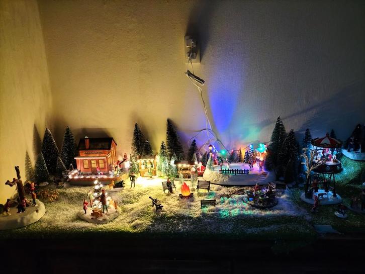 Verschillende huisjes kerstdorp, Diversen, Kerst, Zo goed als nieuw, Ophalen