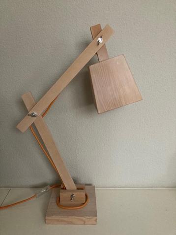 DESIGN  GREENEN HOUTEN " MUUTOO  TAFELLAMP" beschikbaar voor biedingen