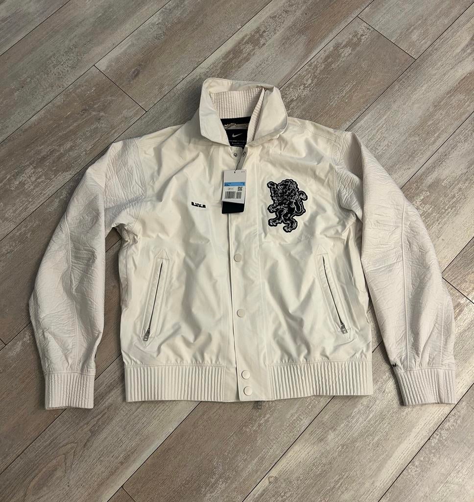 Nieuwe Nike jas maat M met kaartjes, Ophalen of Verzenden, Nieuw, Maat 48/50 (M)