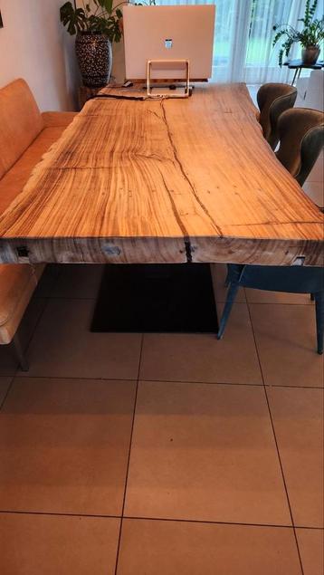 Zo goed als nieuw! Robuuste, grote eettafel massief beschikbaar voor biedingen
