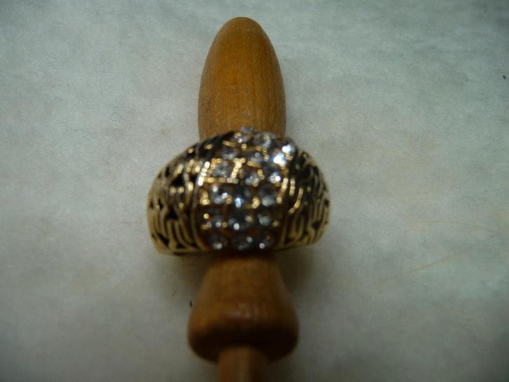 Aparte vergulde ring met strass, Sieraden, Tassen en Uiterlijk, Ringen, Zo goed als nieuw, Dame, Kleiner dan 17, Goud, Overige materialen