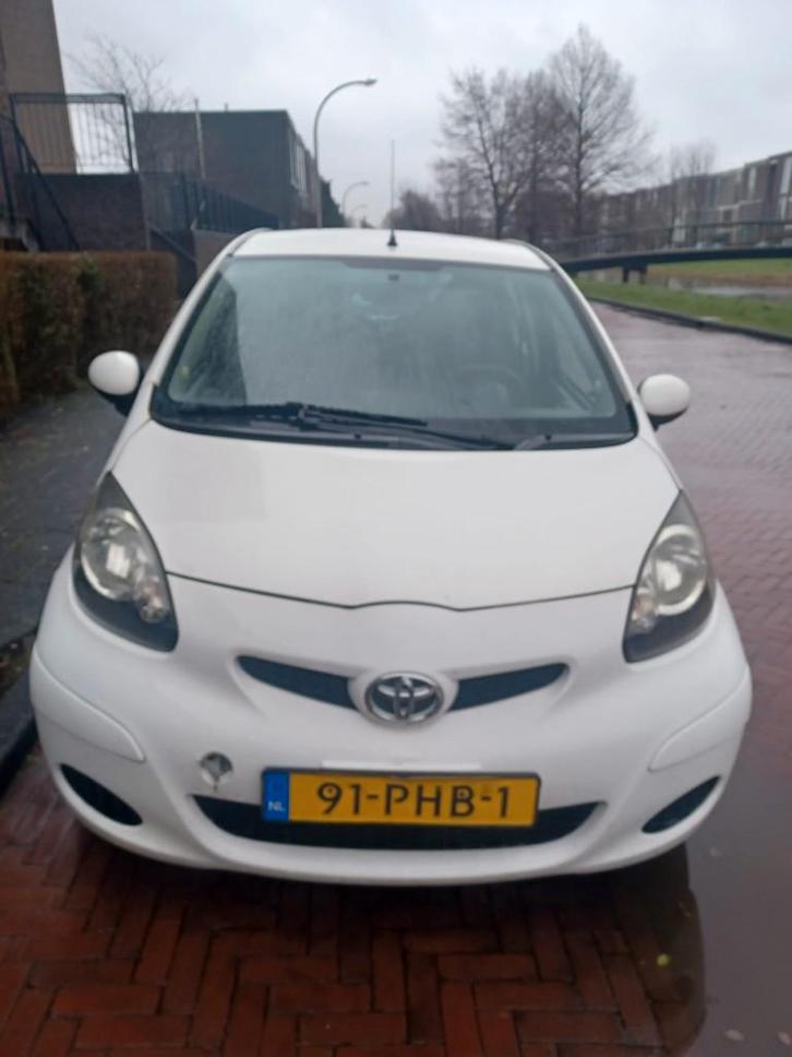 Toyota Aygo 1.0 12V Vvt-i 5DRS 2011 Wit, Auto's, Toyota, Bedrijf, Aygo, ABS, Airbags, Airconditioning, Bluetooth, Lichtmetalen velgen