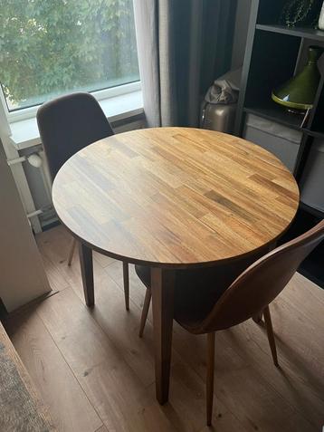 Houten Eettafel met Stoelen beschikbaar voor biedingen