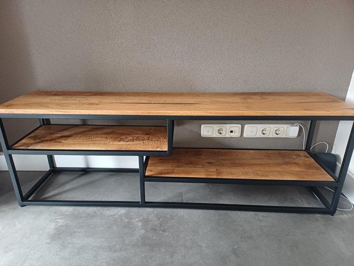 Tv meubel/dressoir van mangohout en zwart metaal, Huis en Inrichting, Kasten | Televisiemeubels, Zo goed als nieuw, Minder dan 100 cm