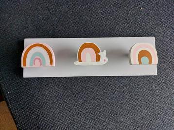 Kapstok Prénatal regenboog beschikbaar voor biedingen