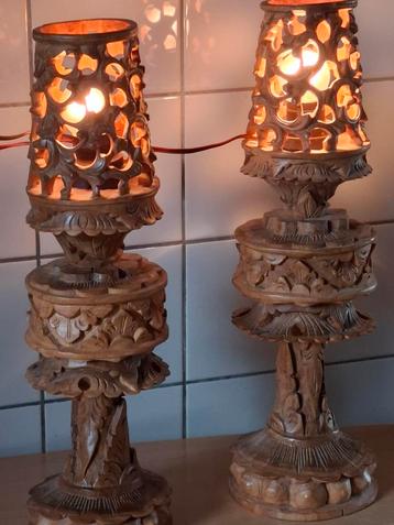Tafellamp.  India. Houtsnijwerk. 2 st. Ca '40.  45 cm. beschikbaar voor biedingen
