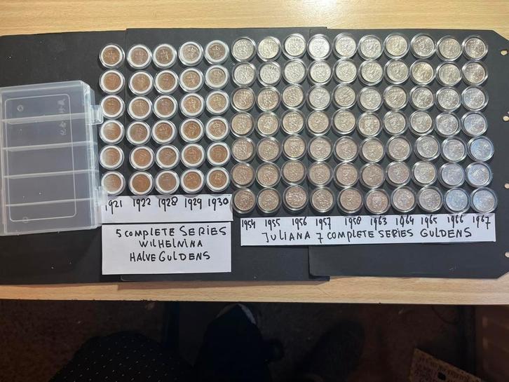 WILHELMINA EN JULIANA BOX MET 100 ZILVEREN MUNTEN, Postzegels en Munten, Munten | Nederland, Setje, 1 gulden, Koningin Juliana