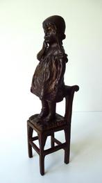 Bronzen beeld van meisje staande op stoel Clara 2687-b, Antiek en Kunst, Ophalen of Verzenden, Brons