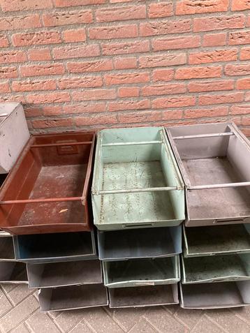 Metalen bakken met open voorkant ,nu aanbieding 10 voor 60 