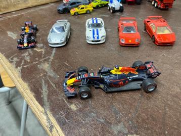 6 Burago auto’s schaal 1:43 en 1 Red Bull 33 schaal 1:32 beschikbaar voor biedingen
