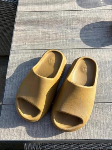 Yeezy Slides  beschikbaar voor biedingen