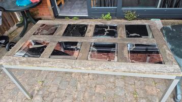 Tuintafel met glas beschikbaar voor biedingen