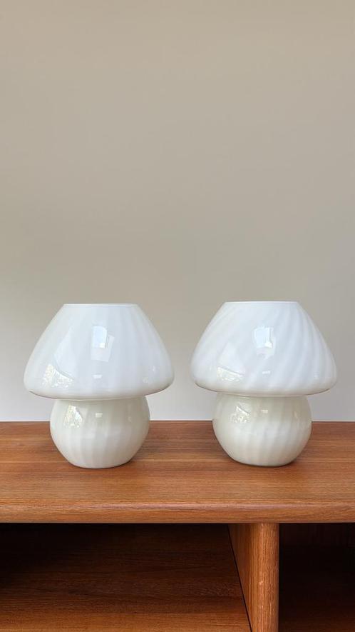 Mushroom swirl lampen van opaline glas, Huis en Inrichting, Lampen | Tafellampen, Zo goed als nieuw, Minder dan 50 cm, Glas, Ophalen of Verzenden