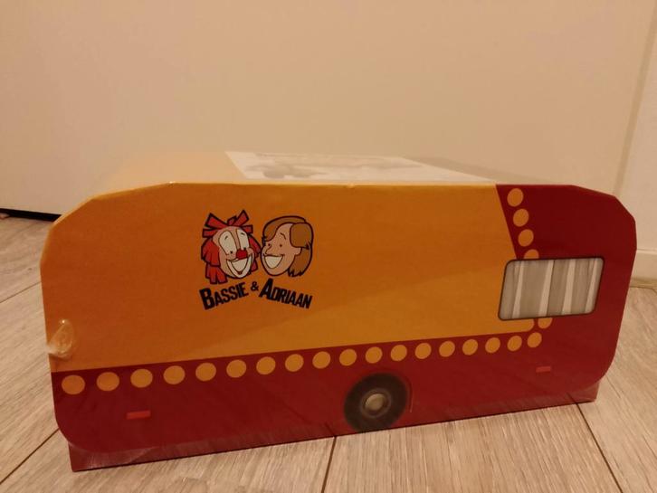 Bassie en Adriaan Caravan DVD box in seal, Cd's en Dvd's, Dvd's | Tv en Series, Nieuw in verpakking, Komedie, Boxset, Alle leeftijden