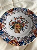 Antiek polychroom aardewerk bord van Royal delft, Antiek en Kunst, Ophalen of Verzenden