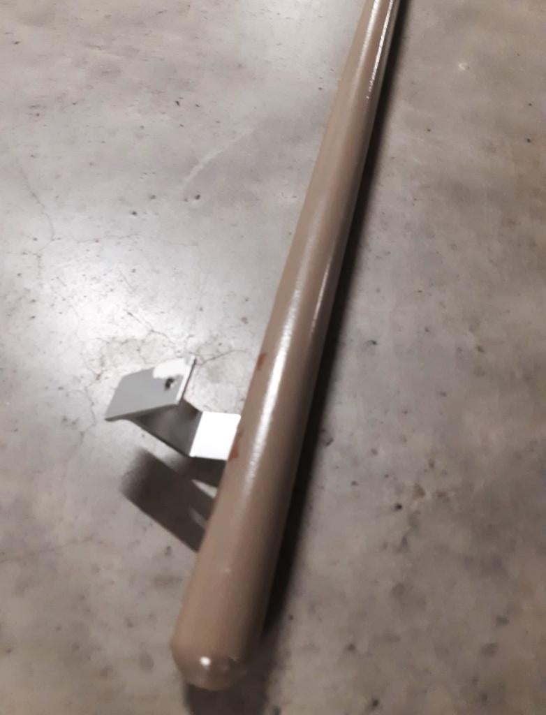 Te koop: 2x trapleuningen, hardhout, rond, in kleur, Ophalen, 25 tot 50 mm, Overige typen, Zo goed als nieuw
