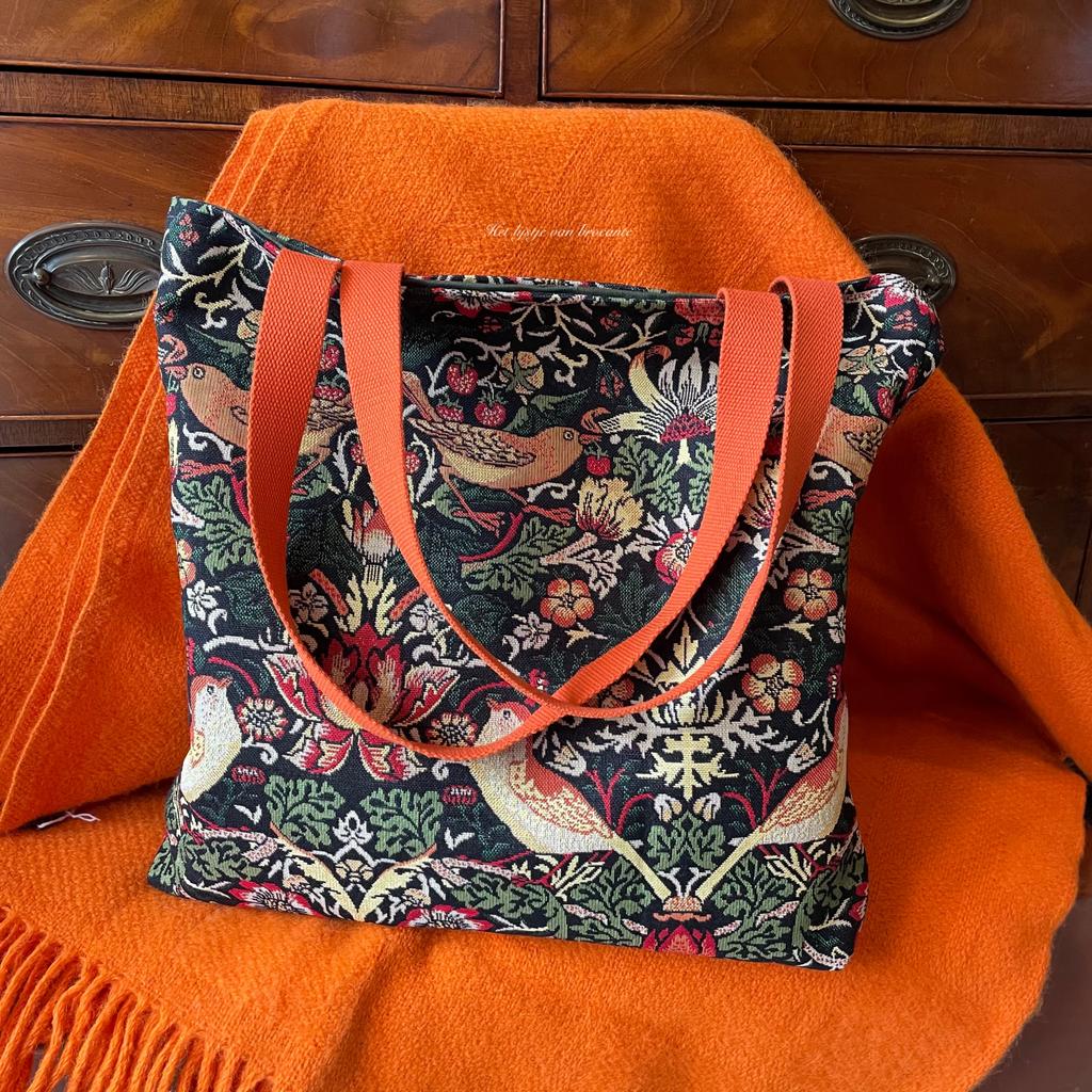 Handgemaakte Tote Bag Shopper William Morris StrawberryThief, Westdijk 41 3241 GT Middelharnis, Info@lijstjevanbrocante.nl, Shopper