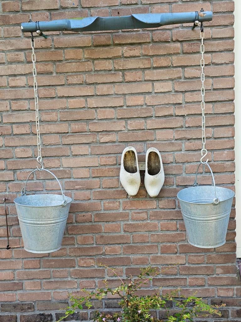 Van de boerderij: Juk met zinken emmers en klompen., Ophalen