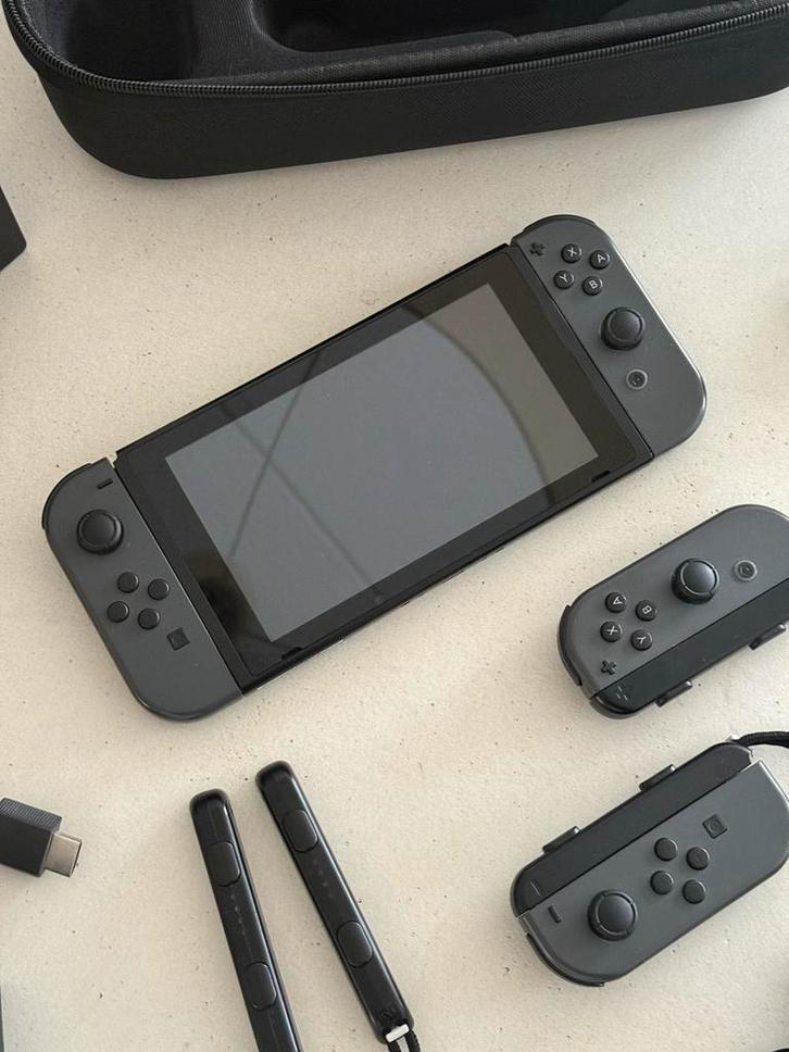 Nintendo Switch (zwart/grijs), Spelcomputers en Games, Spelcomputers | Nintendo Switch, Gebruikt, Switch Original, Met 3 controllers of meer