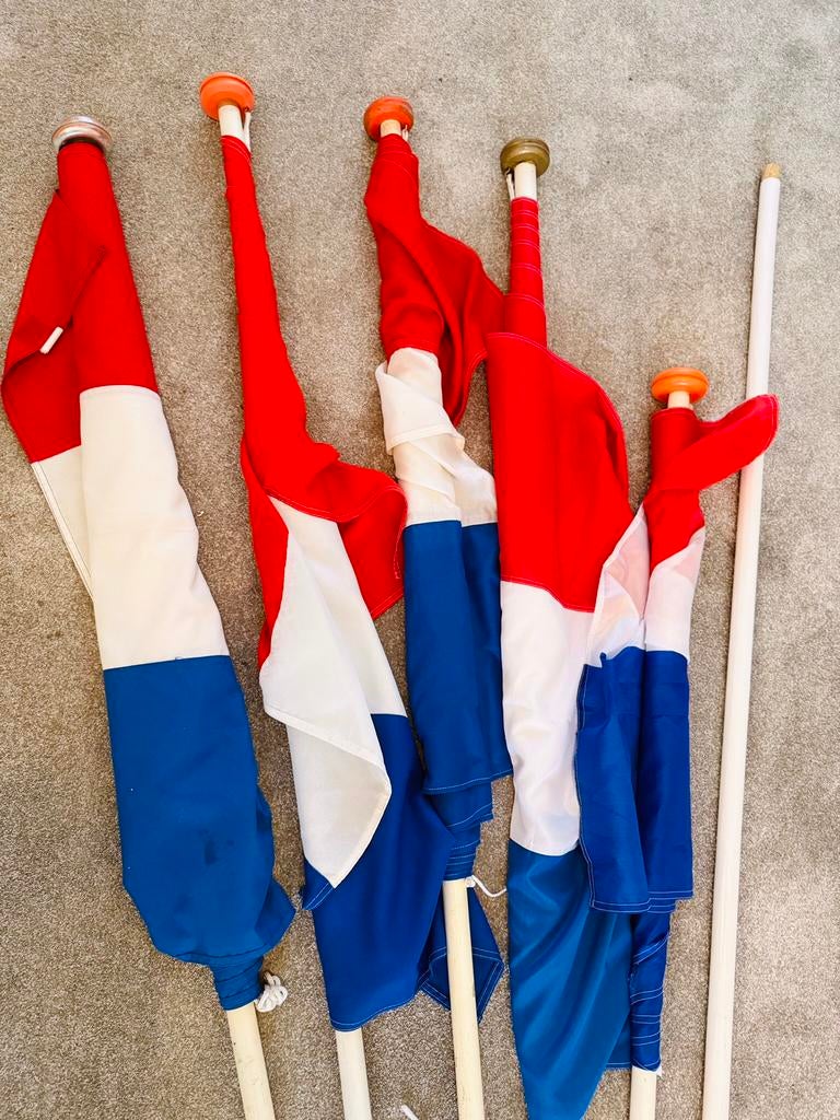 5 NEDERLANDSCHE VLAGGEN houders en wimpels, Ophalen