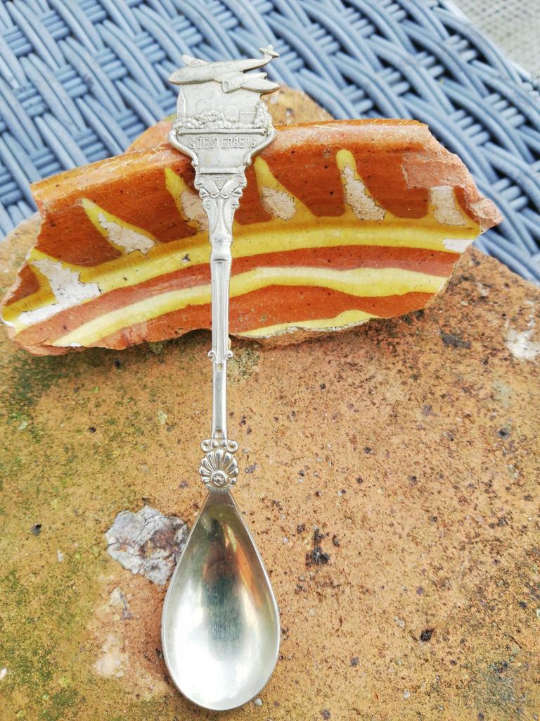 Vintage herinneringslepel Soesterberg met vliegtuig, Antiek en Kunst, Ophalen of Verzenden