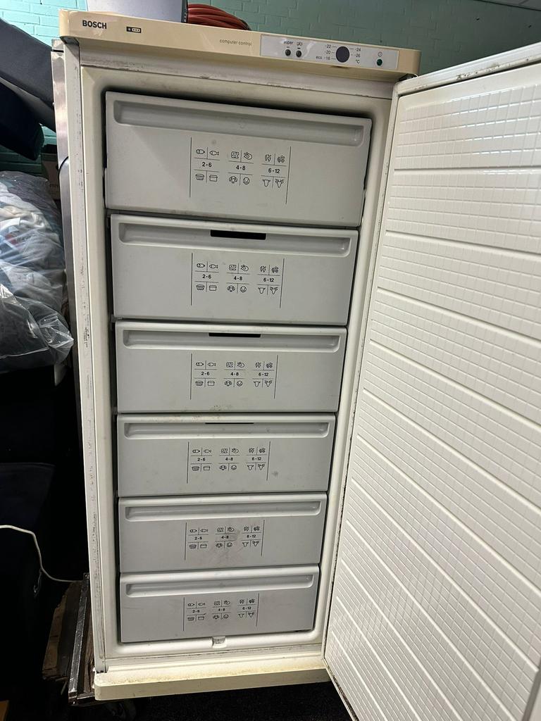 Vriezer werkt perfect €135, Witgoed en Apparatuur, Vriezers en Diepvrieskisten, Ophalen of Verzenden, Zo goed als nieuw, Minder dan 60 cm