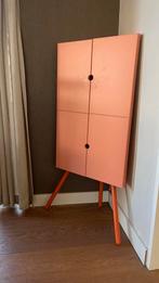 Hoekkastje IKEA met poten, 111 cm hoog, Huis en Inrichting, Kasten | Overige, Ophalen, Zo goed als nieuw